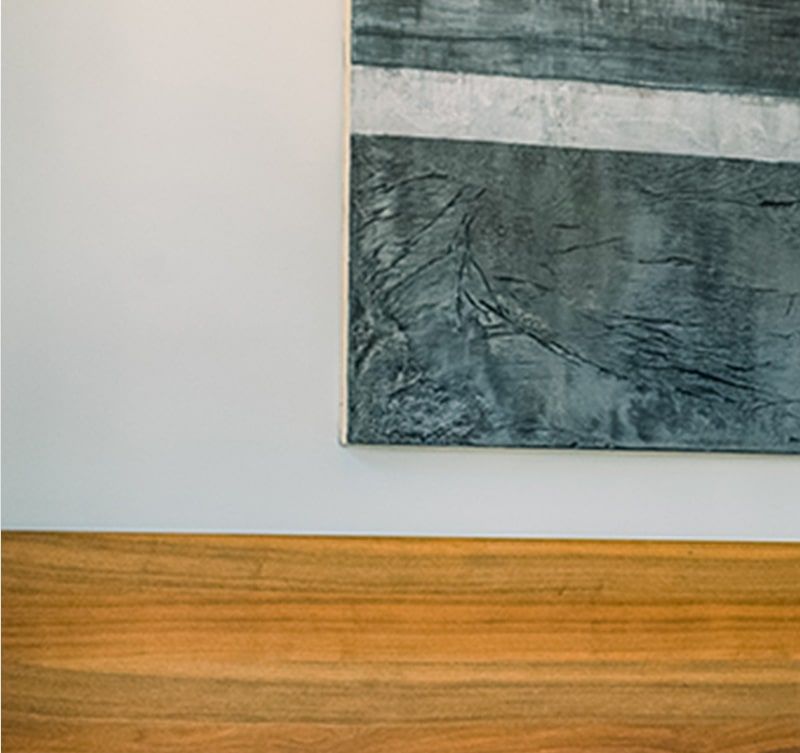 foto de una pared blanca con unos cuadros modernos con relieve